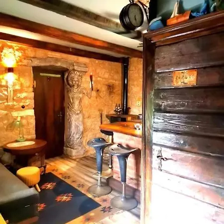 Apartment Karijatida-art Kuca Za Potpuni Odmor Duse I Tijela Zena Glava