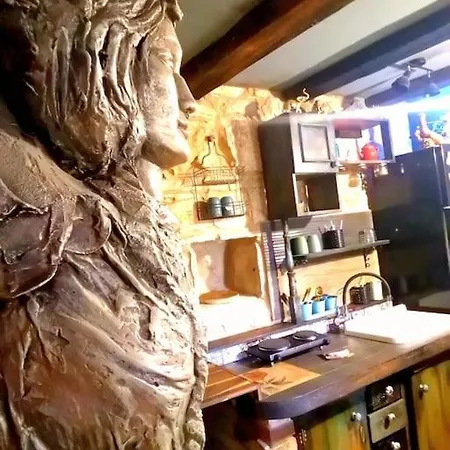 Karijatida-art Kuca Za Potpuni Odmor Duse I Tijela Zena Glava