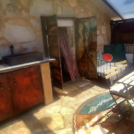 Karijatida-art Kuca Za Potpuni Odmor Duse I Tijela Apartment Zena Glava